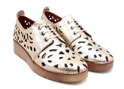 Дамски летни обувки с перфорация в златисто 247-465 ZL