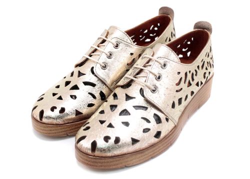 Дамски летни обувки с перфорация в златисто 247-465 ZL