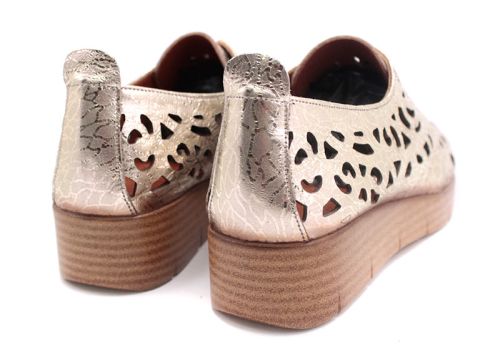 Дамски летни обувки с перфорация в златисто 247-465 ZL