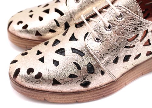 Дамски летни обувки с перфорация в златисто 247-465 ZL