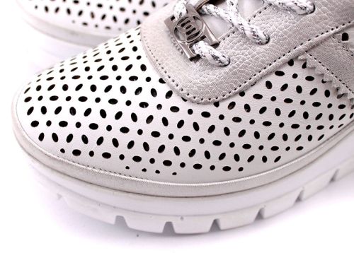 Дамски летни обувки с перфорация в бяло 8001 B