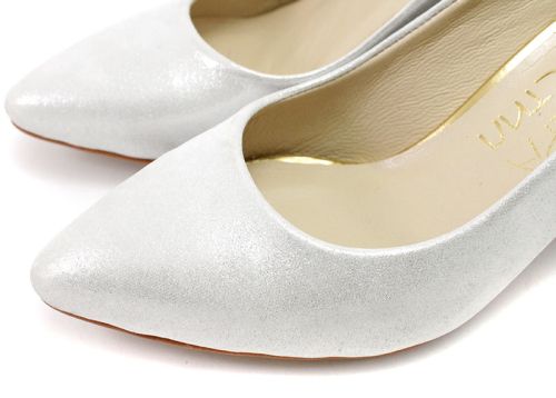Дамски елегантни обувки от естествена кожа със сатенен ефект в бяло 873 B