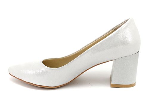 Дамски елегантни обувки от естествена кожа със сатенен ефект в бяло 873 B