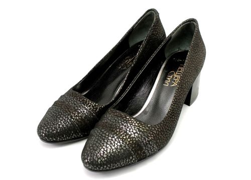 Дамски обувки изработени от естествена кожа. Средно висок, широк ток дава стабилност при ходене. Цвят черен+сребрист. МОДЕЛ 103N CH.