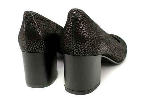 Дамски обувки изработени от естествена кожа. Средно висок, широк ток дава стабилност при ходене. Цвят черен+сребрист. МОДЕЛ 103N CH.