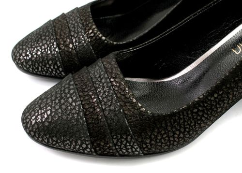 Дамски обувки изработени от естествена кожа. Средно висок, широк ток дава стабилност при ходене. Цвят черен+сребрист. МОДЕЛ 103N CH.