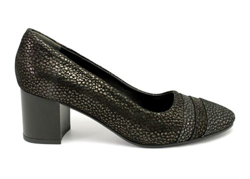 Дамски обувки изработени от естествена кожа. Средно висок, широк ток дава стабилност при ходене. Цвят черен+сребрист. МОДЕЛ 103N CH.