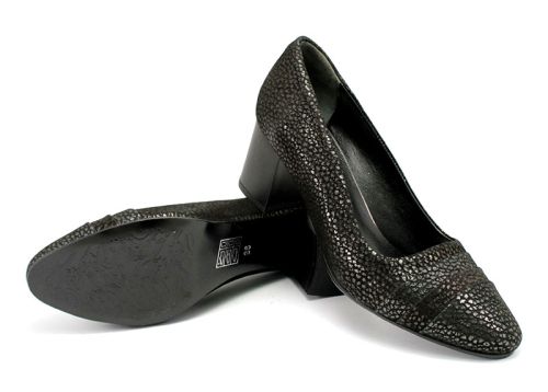 Дамски обувки изработени от естествена кожа. Средно висок, широк ток дава стабилност при ходене. Цвят черен+сребрист. МОДЕЛ 103N CH.