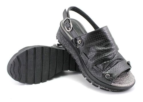 Sandale cu platformă joasă pentru femei, de culoare neagră, cu perforație fină 400 CH