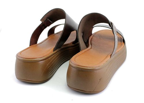 Дамски чехли на ниска платформа в кафяво със змийски елемент - Модел Флавия