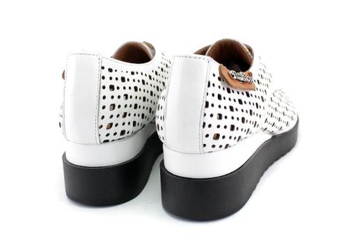 Дамски летни обувки в бяло