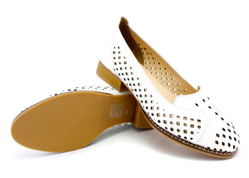 Дамски летни обувки в бял цвят