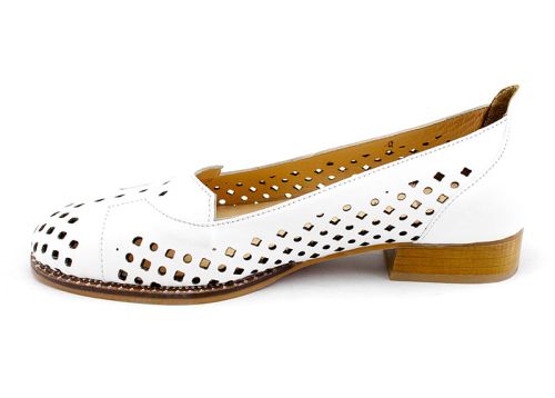 Дамски летни обувки в бял цвят