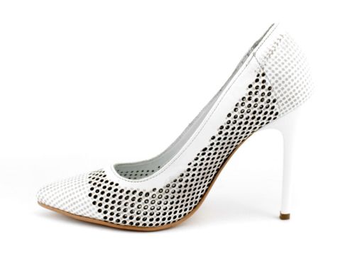 Дамски елегантни обувки с перфорация в бяло, модел Жасмин.