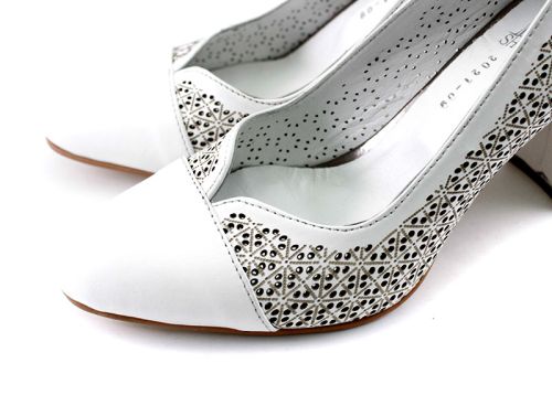 Дамски елегантни обувки с перфорация в бяло, модел Перла.