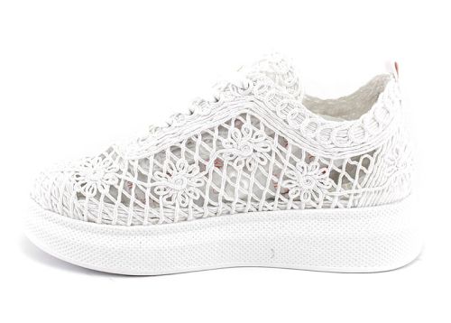 Дамски летни обувки спортен стил в бяло -  Модел Киара