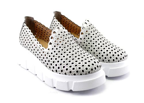 Дамски летни обувки от естествена кожа в бяло - Модел Зорница