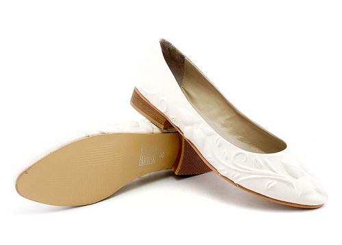 Дамски, ниски обувки от естествена кожа в бяло - Модел Цветелина