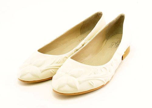 Дамски, ниски обувки от естествена кожа в бежово - Модел ЦветелинаДамски, ниски обувки от естествена кожа в бежово - Модел Цветелина