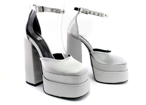 Дамски, високи сандали със затворени пръсти в сребристо - Модел Хризантема.