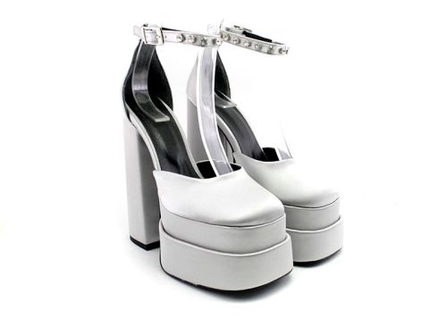 Дамски, високи сандали със затворени пръсти в сребристо - Модел Хризантема