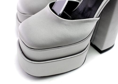 Дамски, високи сандали със затворени пръсти в сребристо - Модел Хризантема