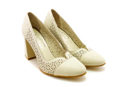 Дамски официални обувки с перфорация, модел Бисера