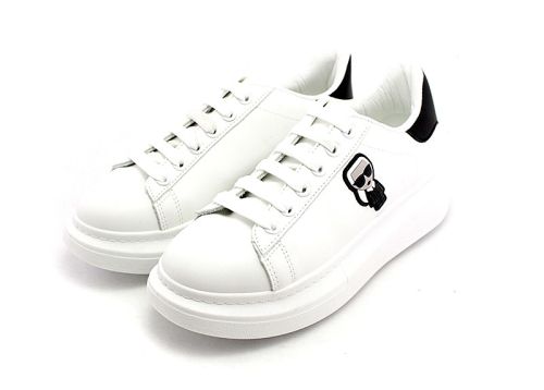 Дамски, спортни обувки на дебело ходило в бяло, модел 6607