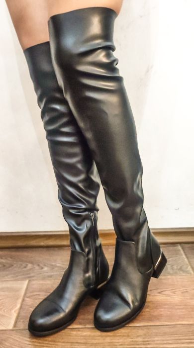 Елегантни, дамски чизми на ток в черно - модел Касандра.