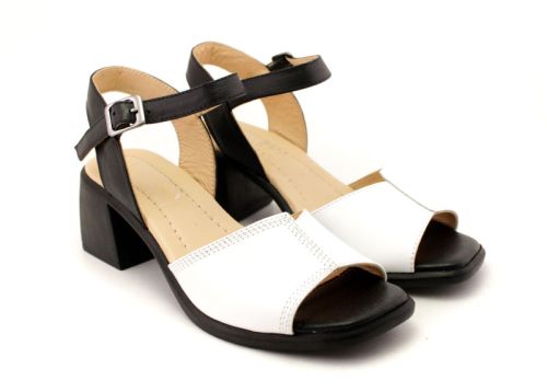 Дамски, ежедневни сандали в бяло и черно - Модел Деметра.