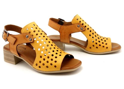 Дамски сандали от естествена кожа в жълто и светло кафяво на нисък ток - Модел Карина.