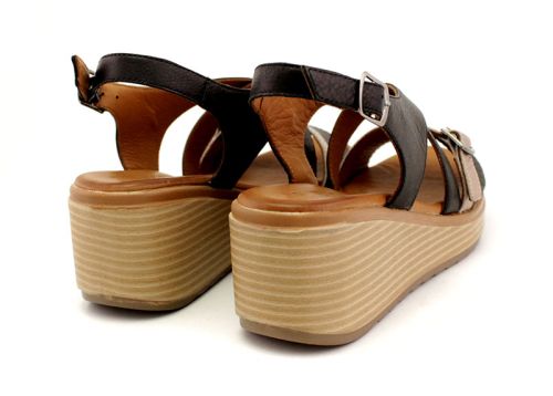Дамски сандали от естествена кожа в черно на ниска платформа - Модел Хана.