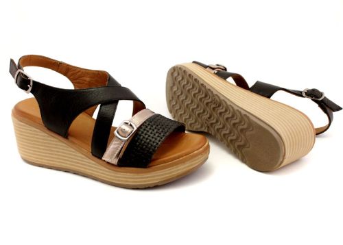 Дамски сандали от естествена кожа в черно на ниска платформа - Модел Хана.