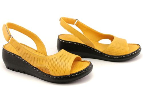 Sandale de dama din piele naturala de culoare galbena pe platforma joasa - Model 1003.