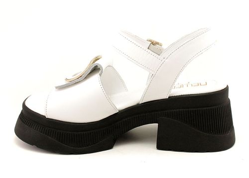Дамски сандали от естествена кожа в бяло, модел Камелия.