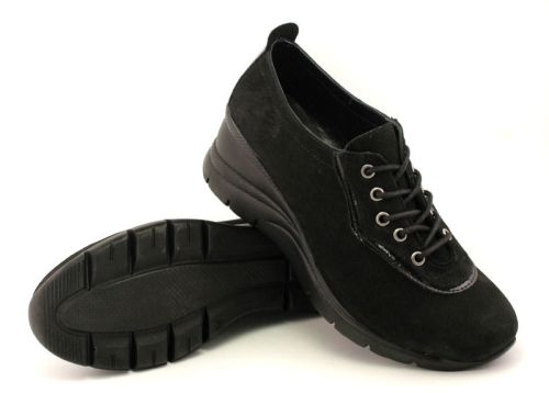Дамски, ежедневни обувки от естествен набук в черно - Модел Мелинда.