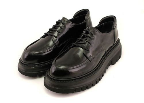 Дамски обувки с връзки от естествен лак в черно - Модел Глория А.
