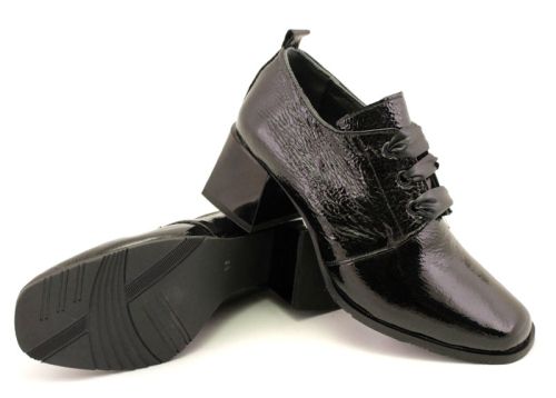 Дамски официални обувки от естествен лак в черно - Модел Камелия.