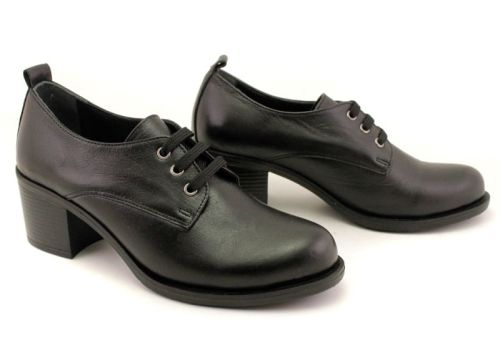 Дамски, ежедневни обувки на ток в черно - Модел 61-956-01.