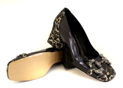 Дамски официални обувки от естествен лак в черно - Модел Лилиан.