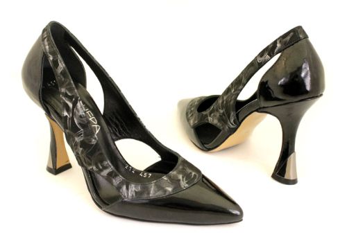 Дамски официални обувки от естествен лак в черно - Модел Бамби.
