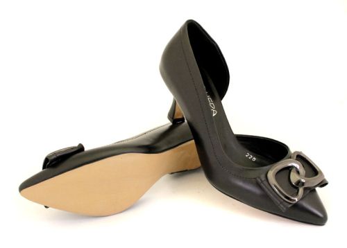 Дамски официални обувки от естествена кожа в черно - Модел Бети.