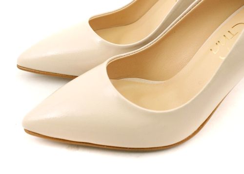 Дамски официални обувки от естествен лак в бежово - Модел Амалия.