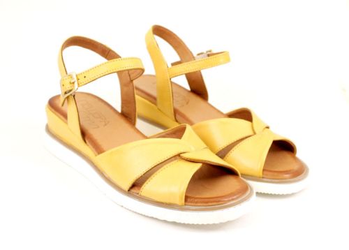 Дамски сандали на ниско ходило в жълто - модел Пепина