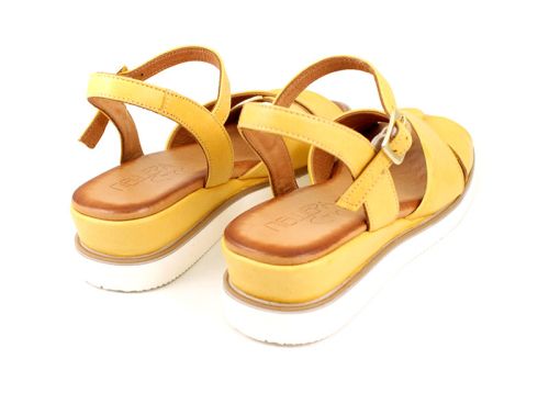 Дамски сандали на ниско ходило в жълто - модел Пепина