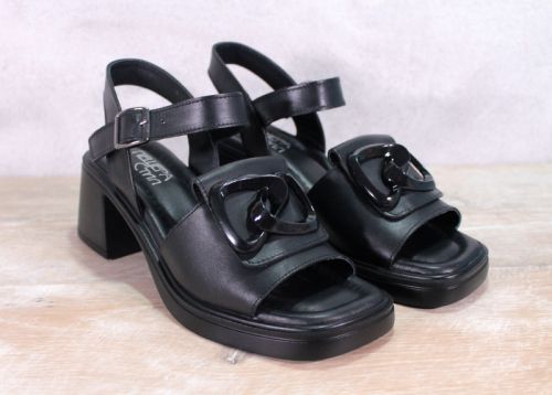Дамски сандали на нисък ток от естествена кожа в черно - модел Джесика