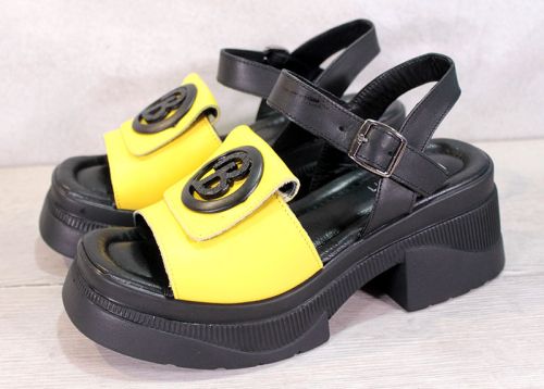 Дамски сандали от естествена кожа в черно и жълто - модел Камелия.