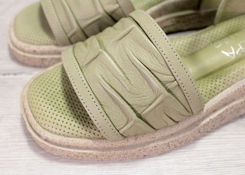 Дамски сандали от естествена кожа в резедаво зелено - модел Селена