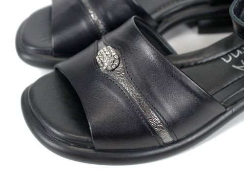 Дамски сандали Bella Nero от естествена кожа с брошка.