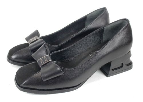 Дамски официални обувки Eleganza Viva Black Edition от естествена кожа и велур с панделка и нисък ефектен ток.